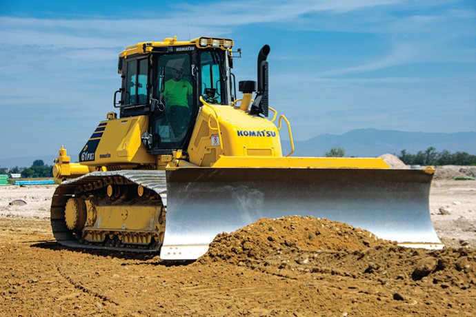 Justin Bollinger, opérateur chez Superior Construction & Excavating, nivelle la terre avec un bouteur D61PXi-24 de Komatsu doté de la commande intelligente