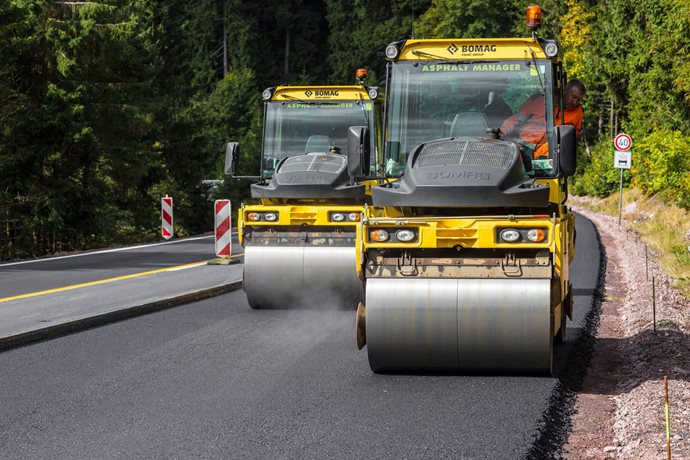 Des capacités de manutention de haute précision font des rouleaux tandem à direction articulée BW 154 AP-4V et BW 174 AP-4V/AP-4V AM de BOMAG des outils de premier choix pour une vaste gamme de projets de pavage et de compactage