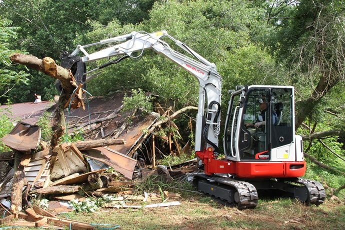 Takeuchi FR models - “Front and Rear” zero-swing for tighter quarters